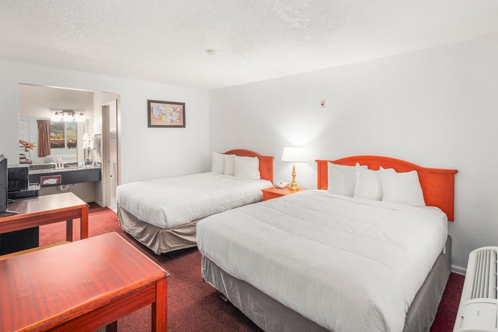 Room, 2 Queen Beds photo 2