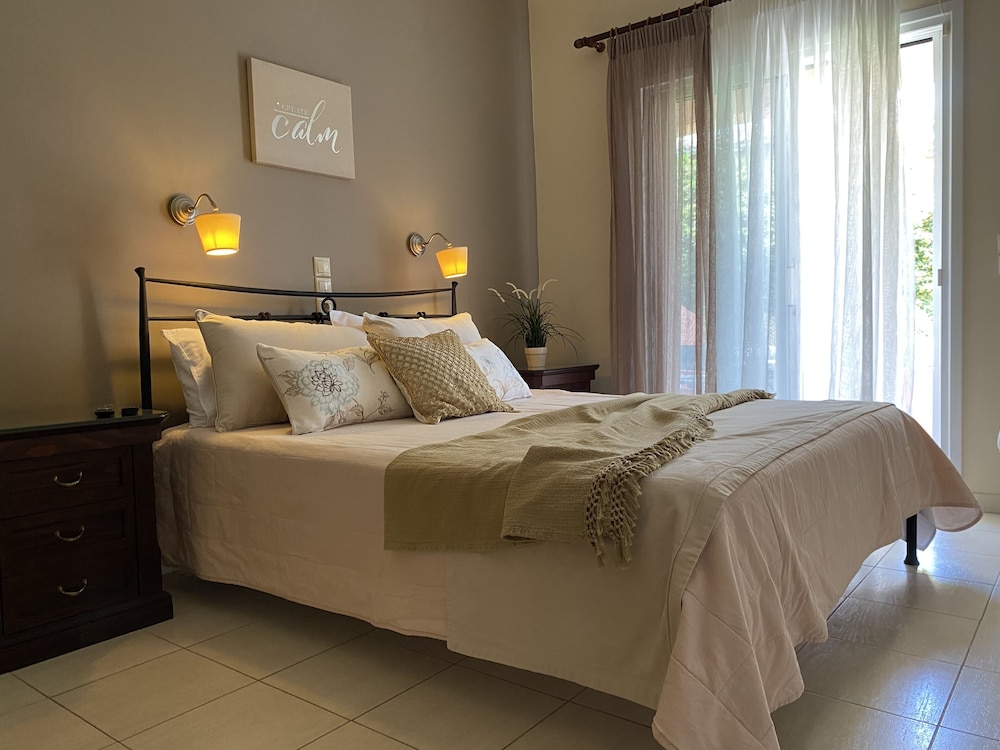 Grand Studio, 1 Queen Bed, Terrace, Garden View (Double) photo 2