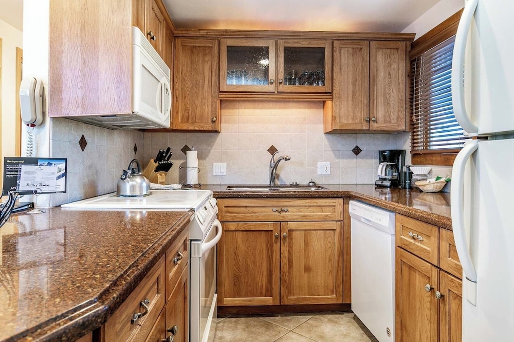 Condo, 3 Bedroom 2 Bathrooms (Gold)