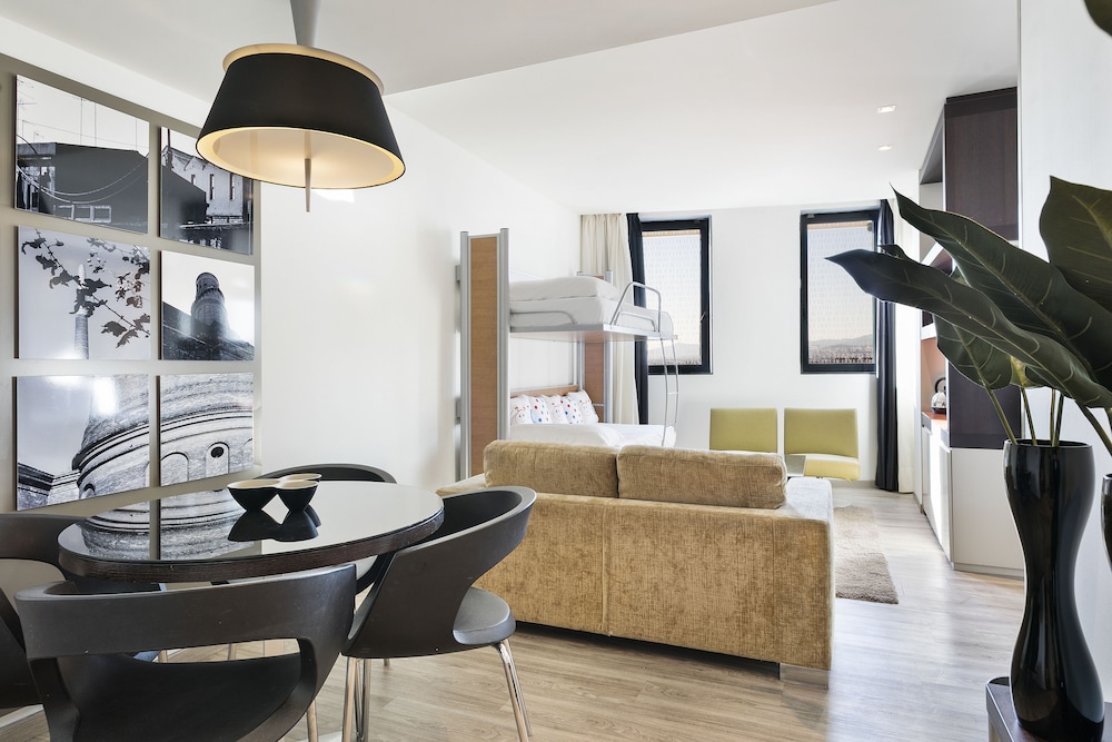 Family Room (2ad + 2 Ch)