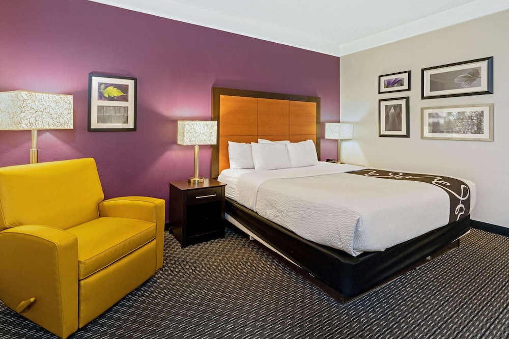 Deluxe Room, 1 King Bed, Accessible, Non Smoking - Photo 3