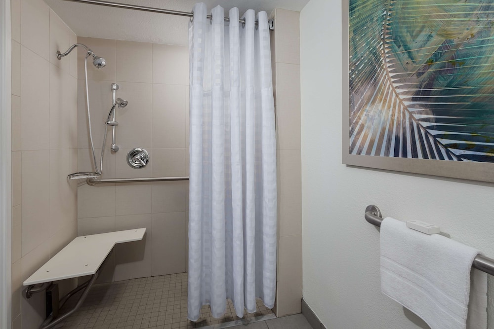 Suite, 2 Queen Beds, Accessible (Mobility & Hearing, Roll-in Shower) thumbnail 5