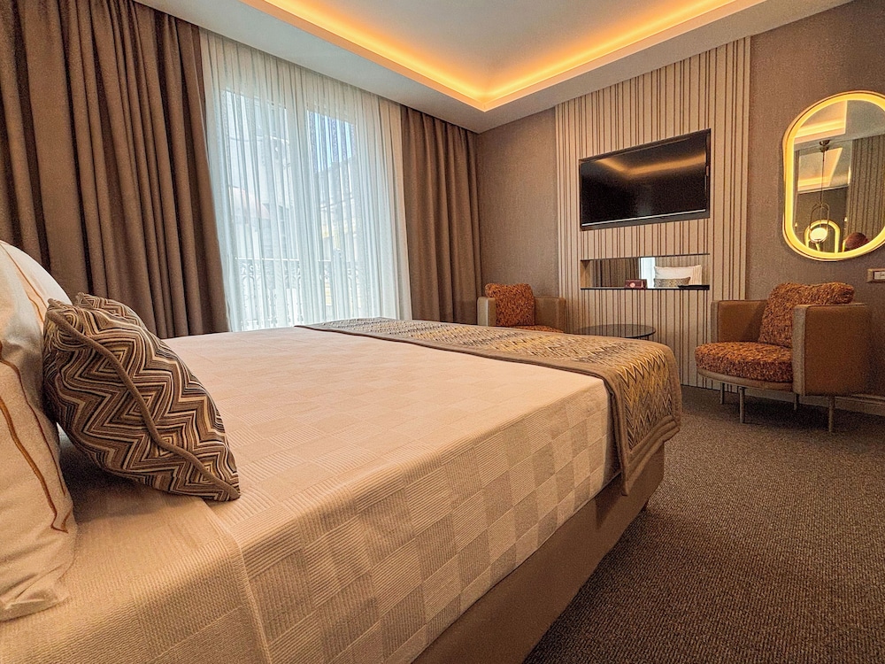 Premium Quadruple Room, City View photo 2
