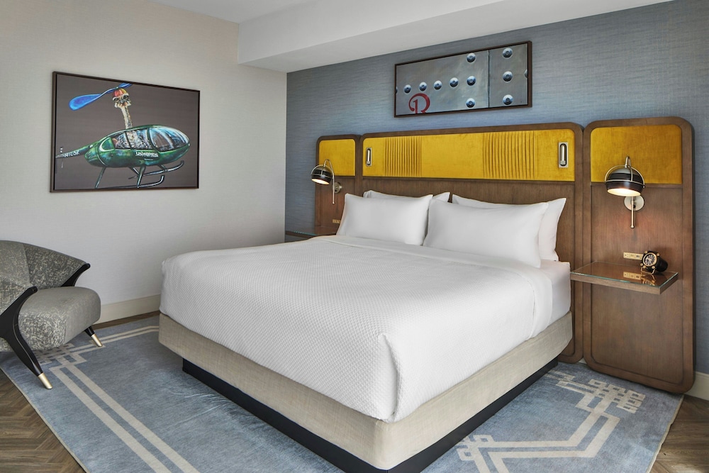 Suite, 1 King Bed, City View photo 2