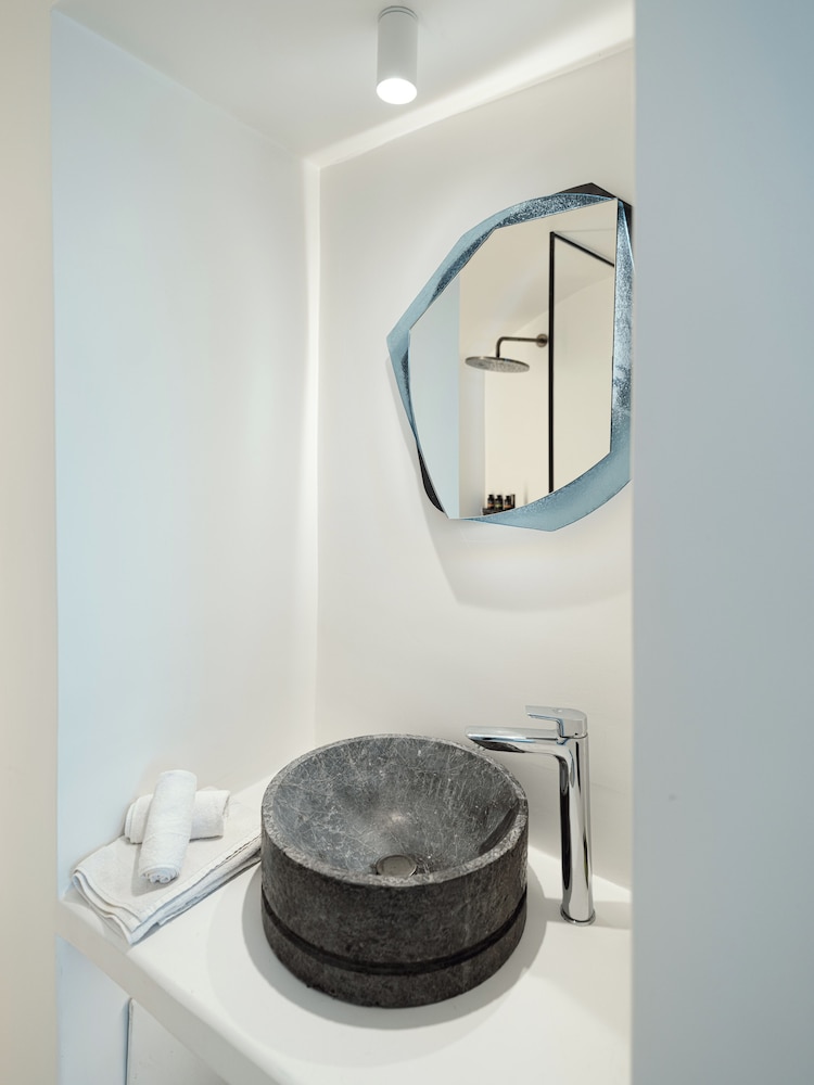 The Antiquarian's Suite with Hot Tub & Caldera View - Photo 14
