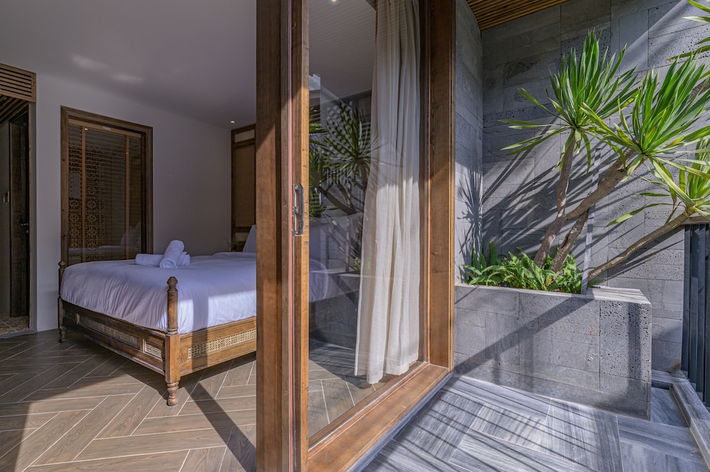 Deluxe Double Room, Balcony, Pool View