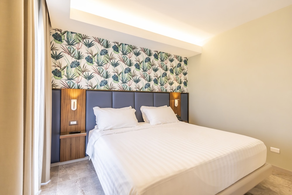 Basic Suite, 1 King Bed with Sofa bed, Balcony, Partial Sea View photo 2