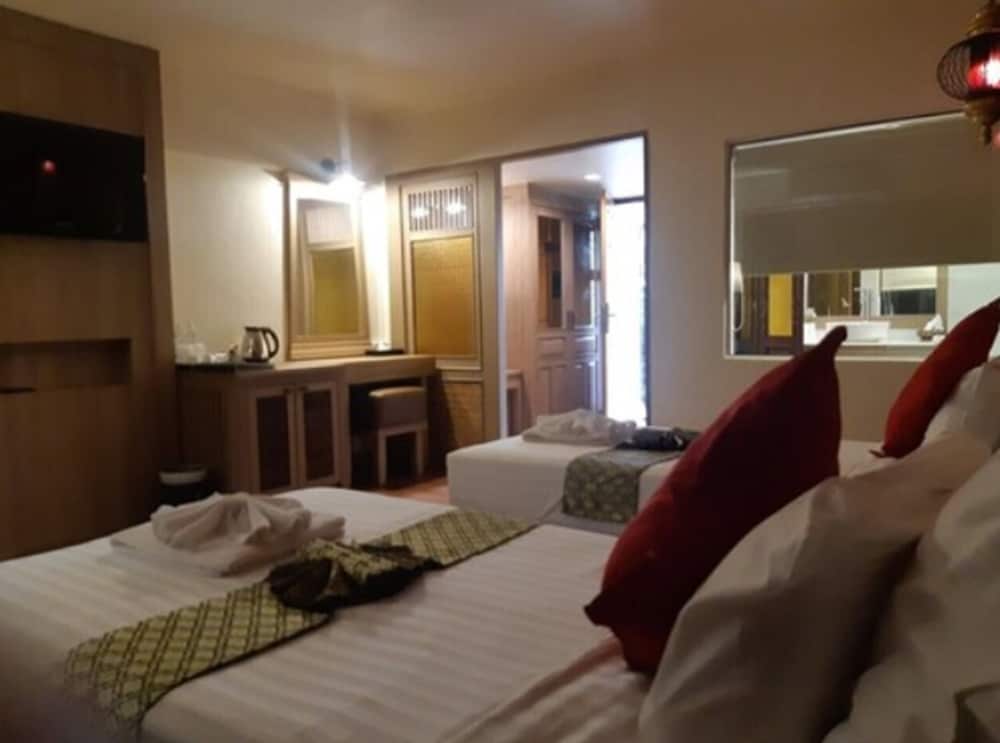 Premium Twin Room - Photo 3