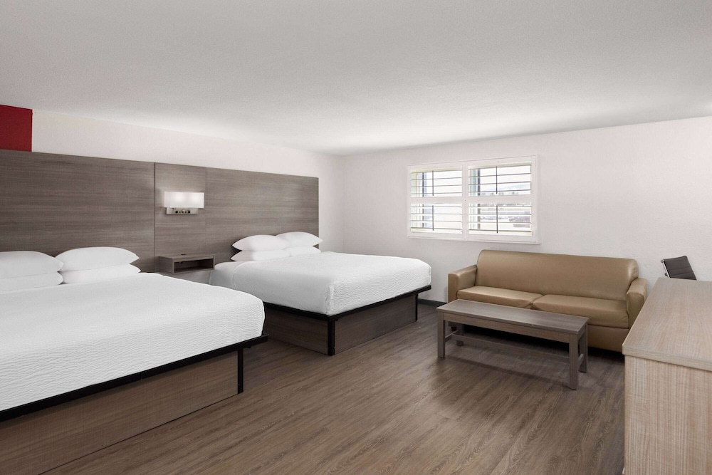 Suite, Multiple Beds, Non Smoking - Photo 1