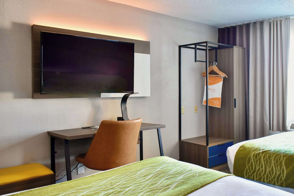 Suite, Non Smoking (2 Queen Beds & 1 Sofa Bed) - Photo 8