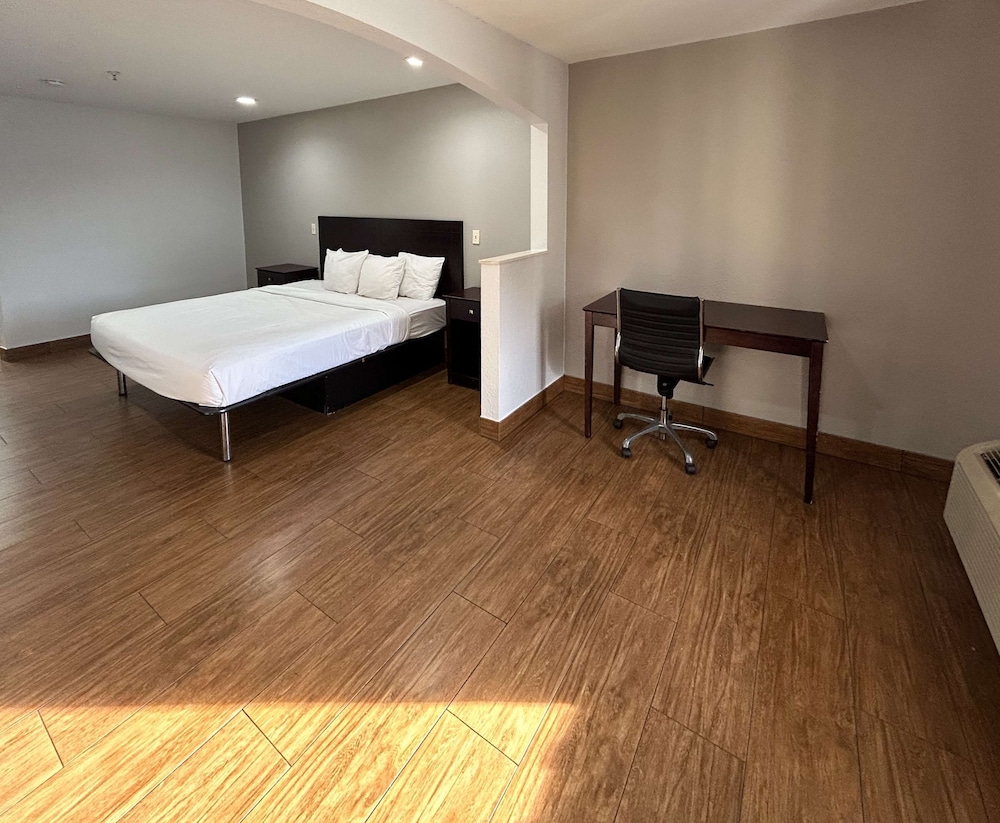 Deluxe Room, 1 King Bed, Non Smoking - Photo 2