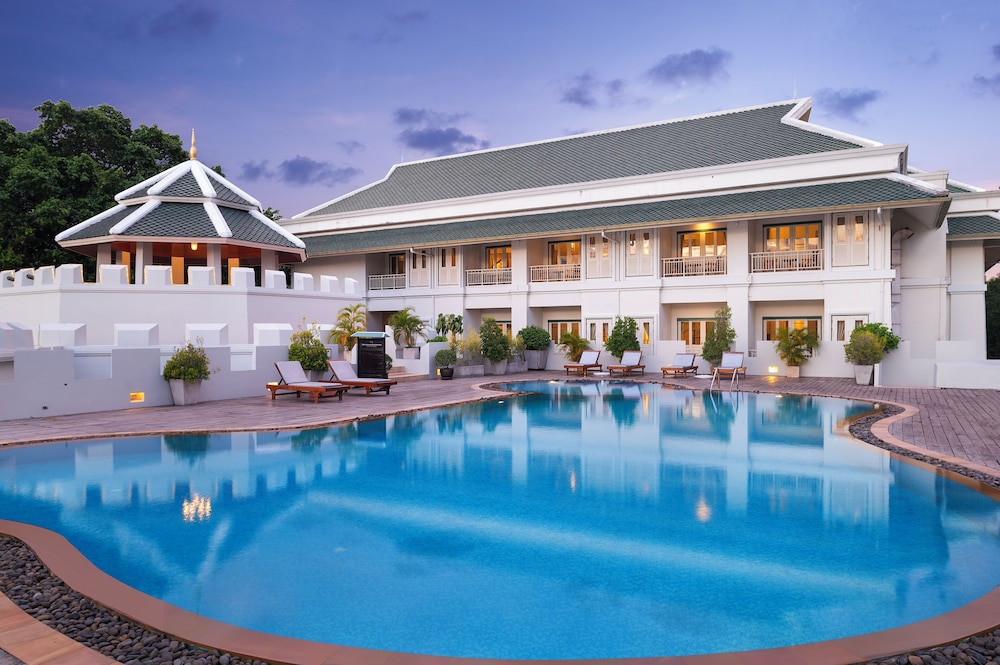 Deluxe Pool View - Photo 4