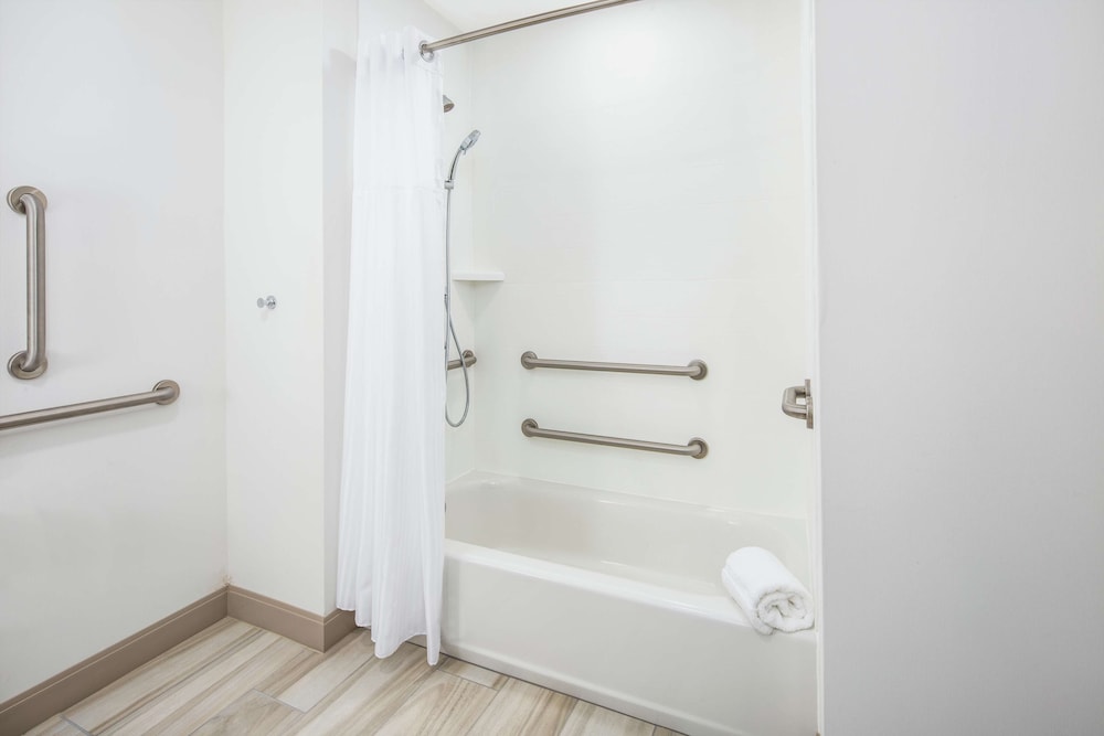 Room, 1 King Bed, Accessible, Bathtub - Photo 4