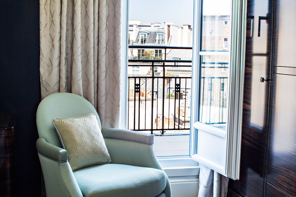 Art Déco Deluxe Balcony Street