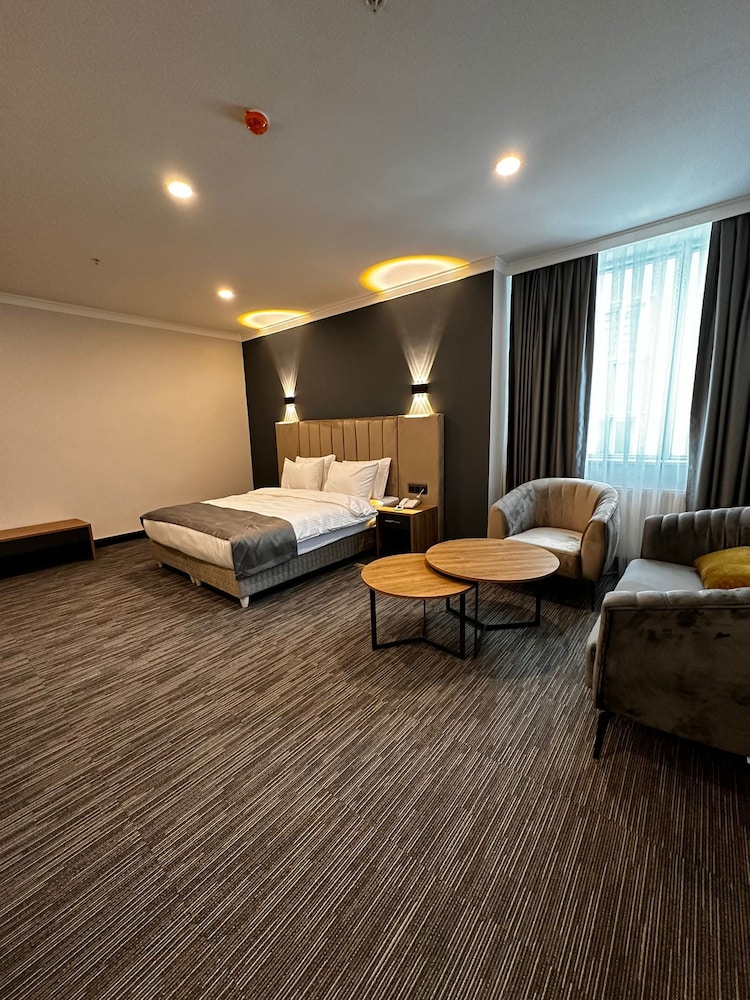 Deluxe Room, 1 King Bed photo 1