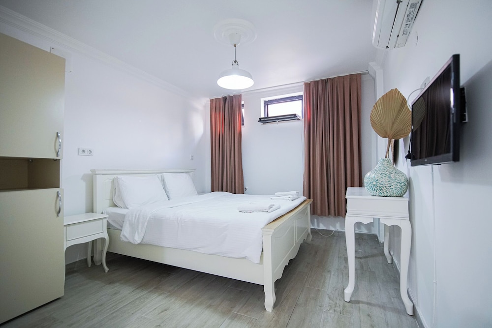 Economy Triple Room photo 3