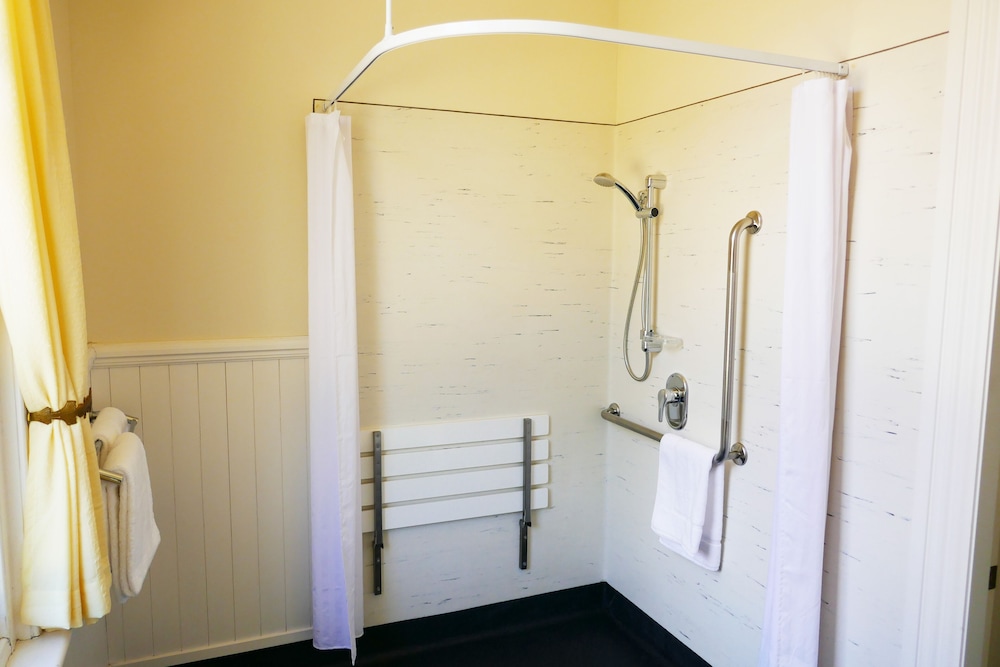 Superior Queen Studio, Shower Only thumbnail 6