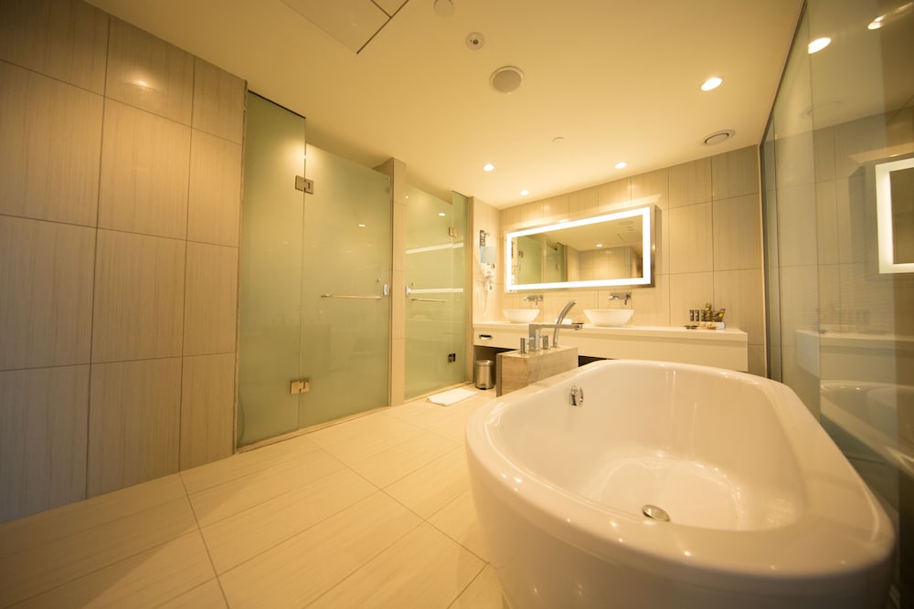 Executive Suite, 1 King Bed, Bathtub (Separate Living Room) photo 3
