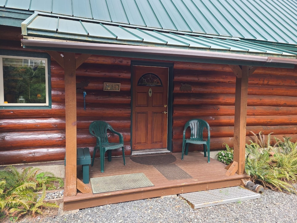 Cabin, 2 Bedrooms, Smoking, Fireplace