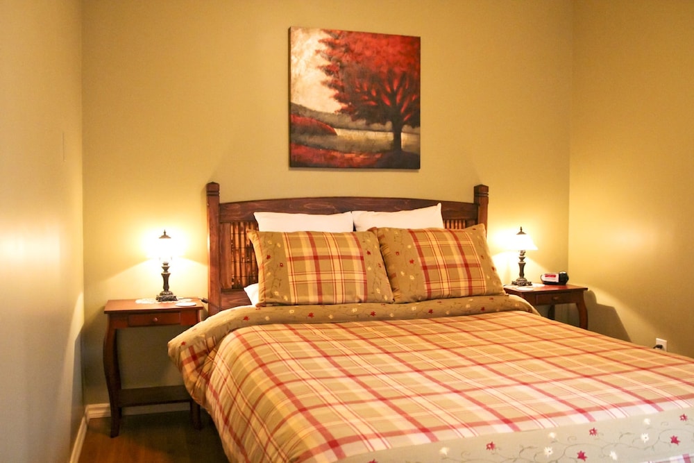 Studio, 1 Queen Bed, River View (Phil Latulippe)