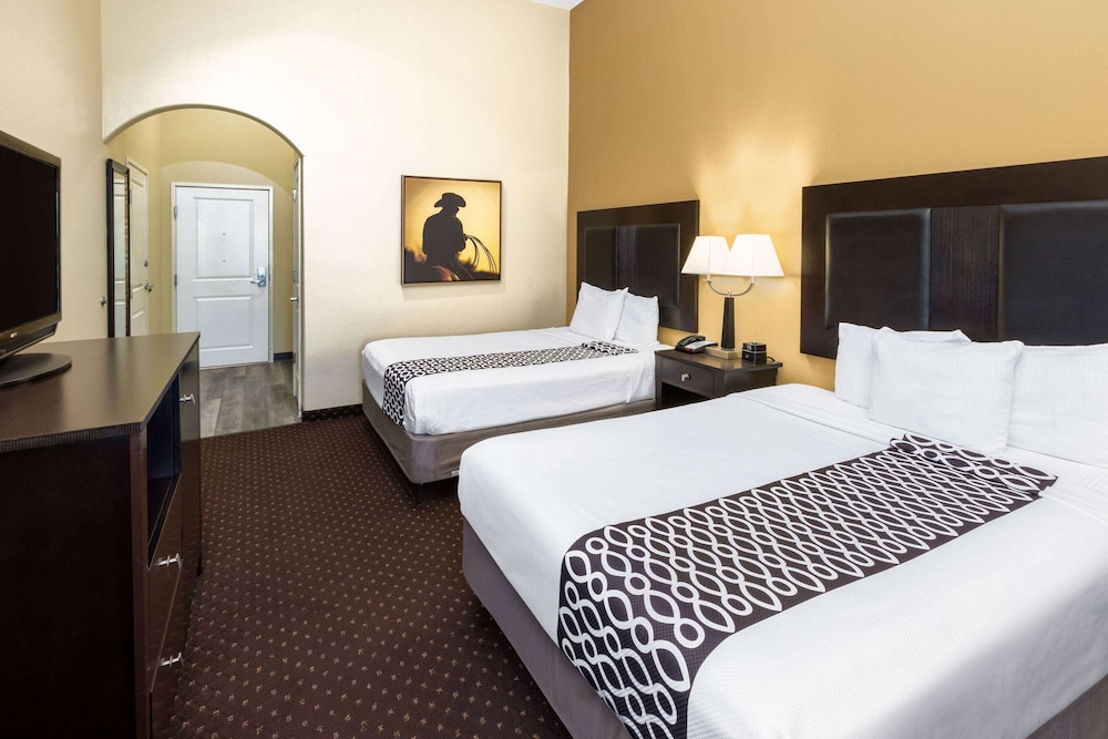 Room, 2 Queen Beds, Non Smoking, Pool View photo 3