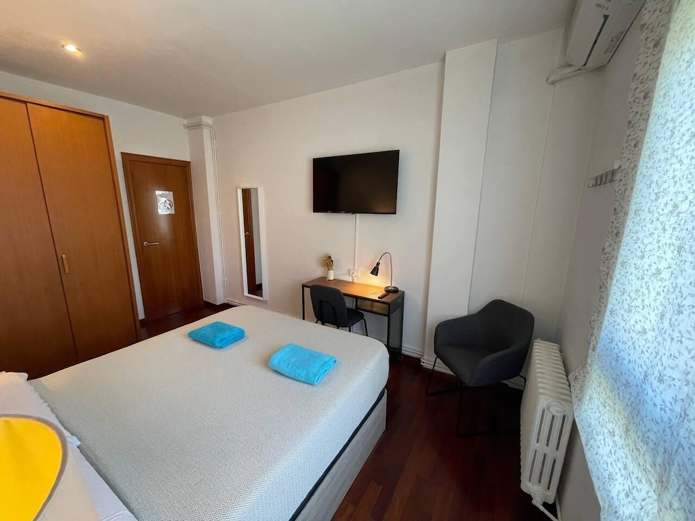 Classic Double Room, Shared Bathroom photo 3