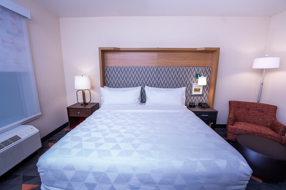 Suite, 1 King Bed - Photo 10