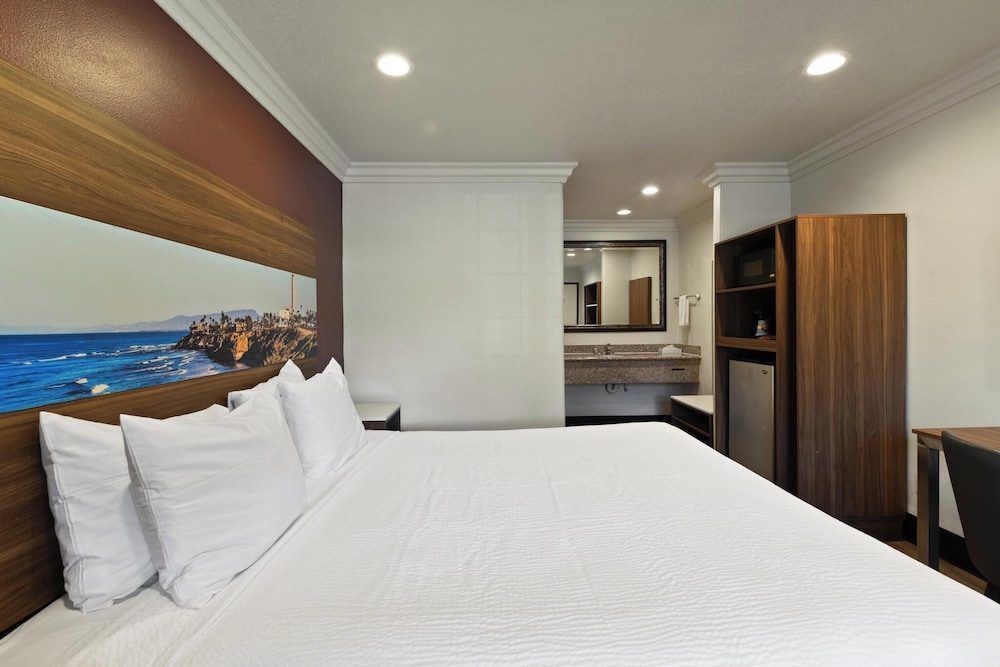 Standard Room, 1 King Bed, Non Smoking, Refrigerator & Microwave - Photo 11