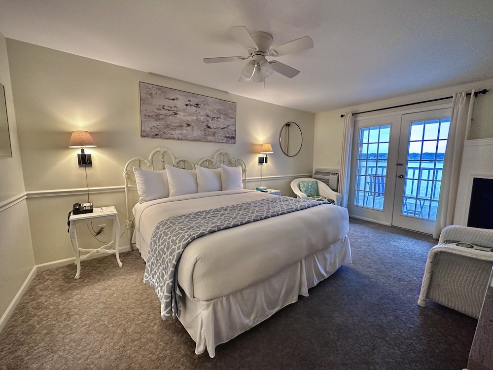 Standard Room, 1 King Bed, Lakeside