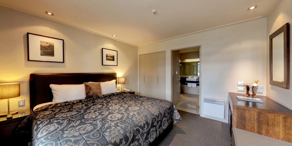Deluxe Lakeview Suite - Photo 2