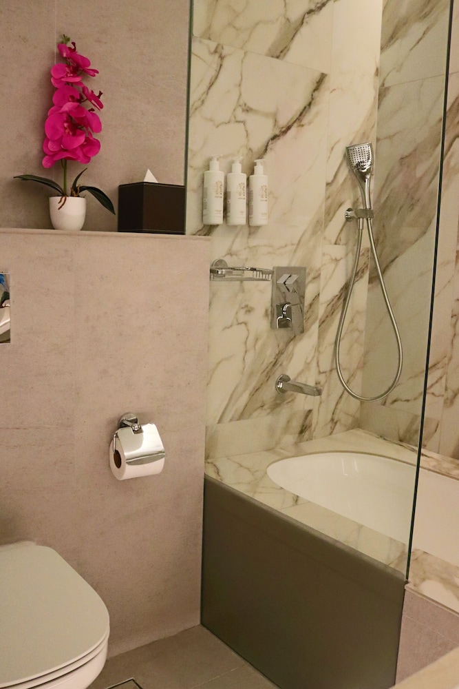 Family Apartment, Multiple Beds, 2 Bathrooms, Canal View photo 3
