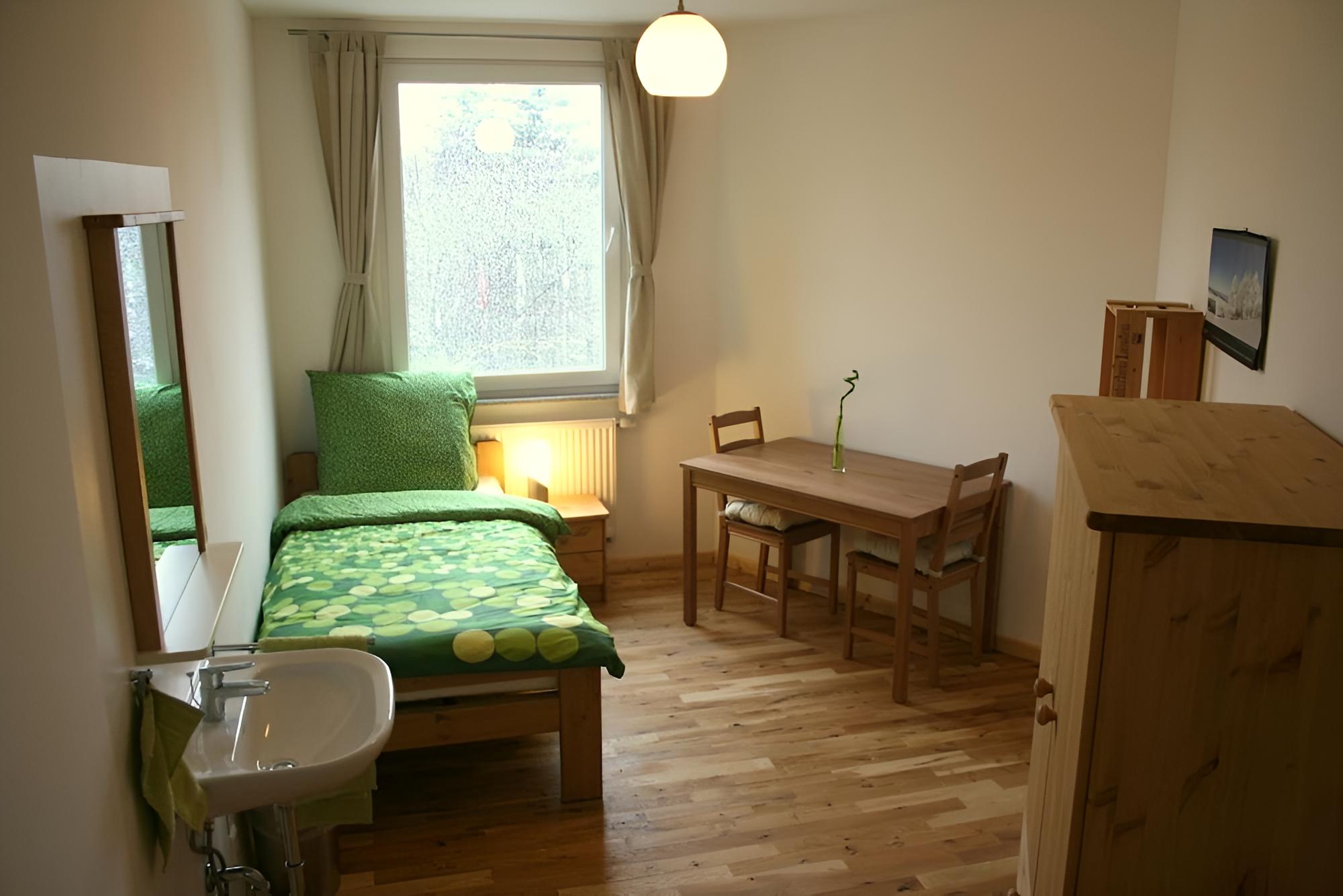 Basic Single Room, Shared Bathroom photo 1
