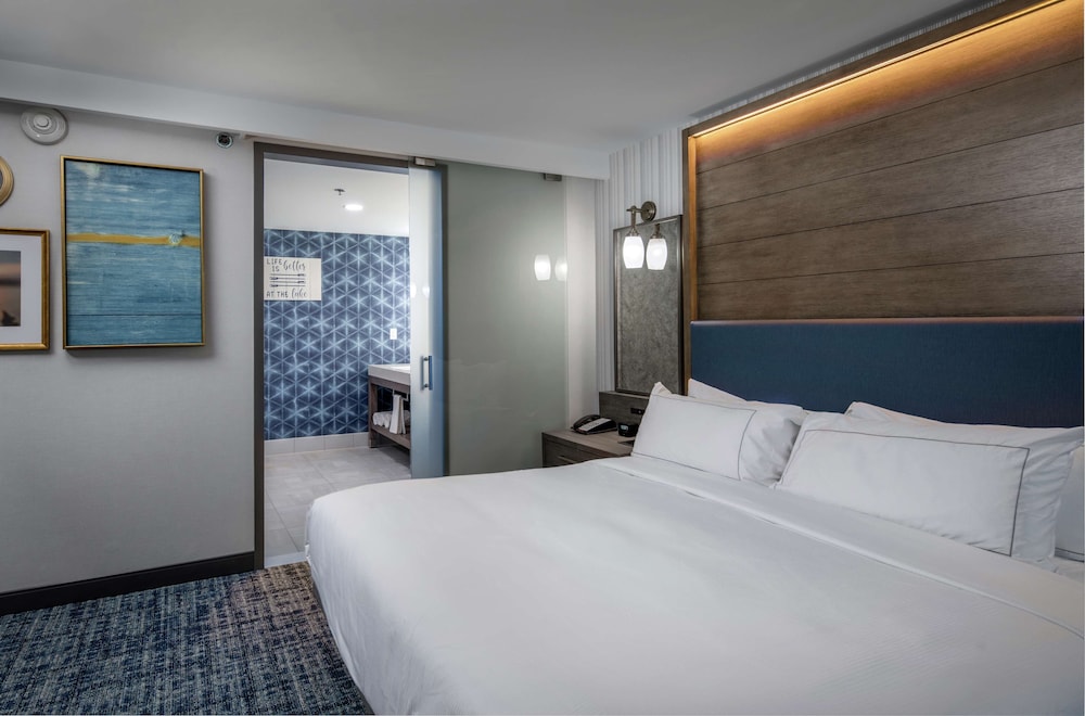 Studio Suite, 1 King Bed, Balcony photo 2