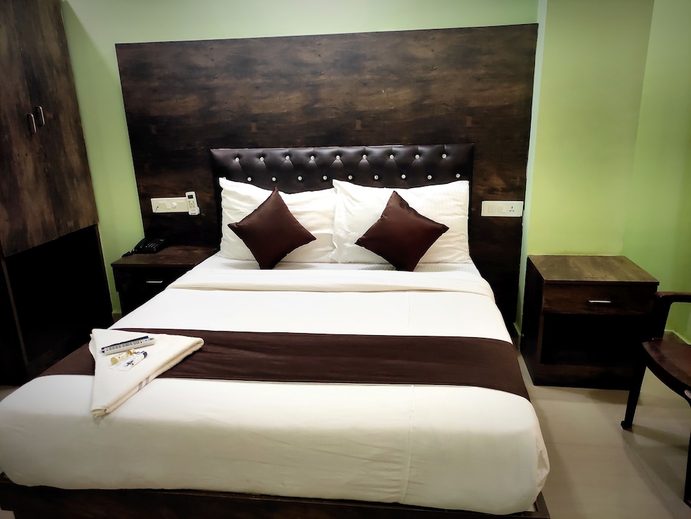 Deluxe Room - Photo 10