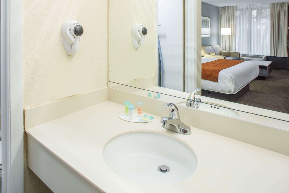 Days Inn & Suites by Wyndham Orlando Airport, Photo 2