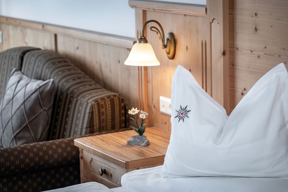 Standard Double Room (Alpenrose) photo 2