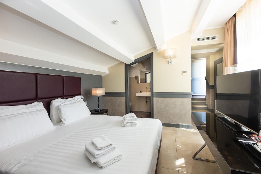 Luxury Room, Hot Tub, City View - Photo 2