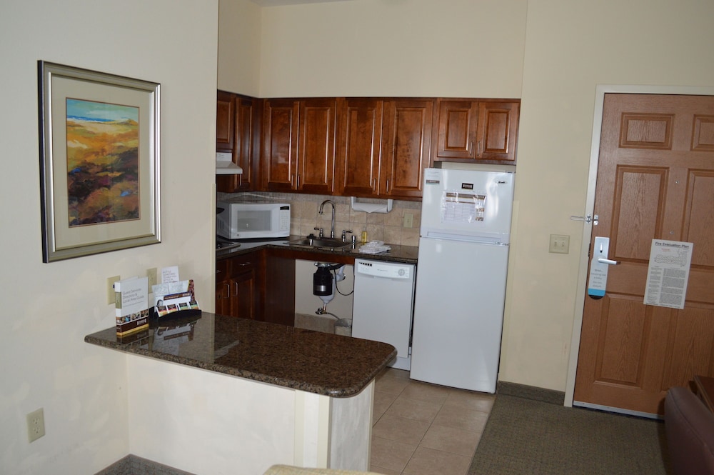Suite, 1 Bedroom, Accessible, Kitchen (Communications) - Photo 9