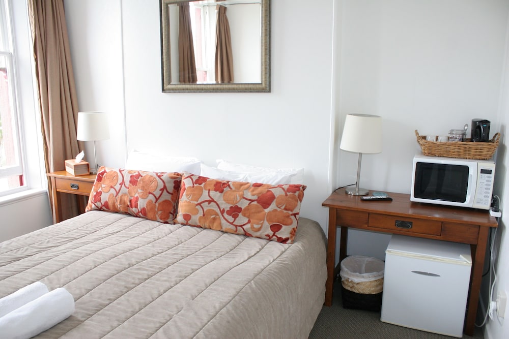 Room 9 Ensuite Queen photo 1