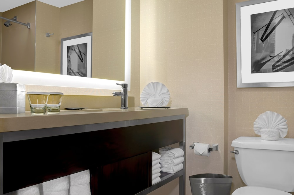 Deluxe Room, 2 Queen Beds (Empire State View) thumbnail 5
