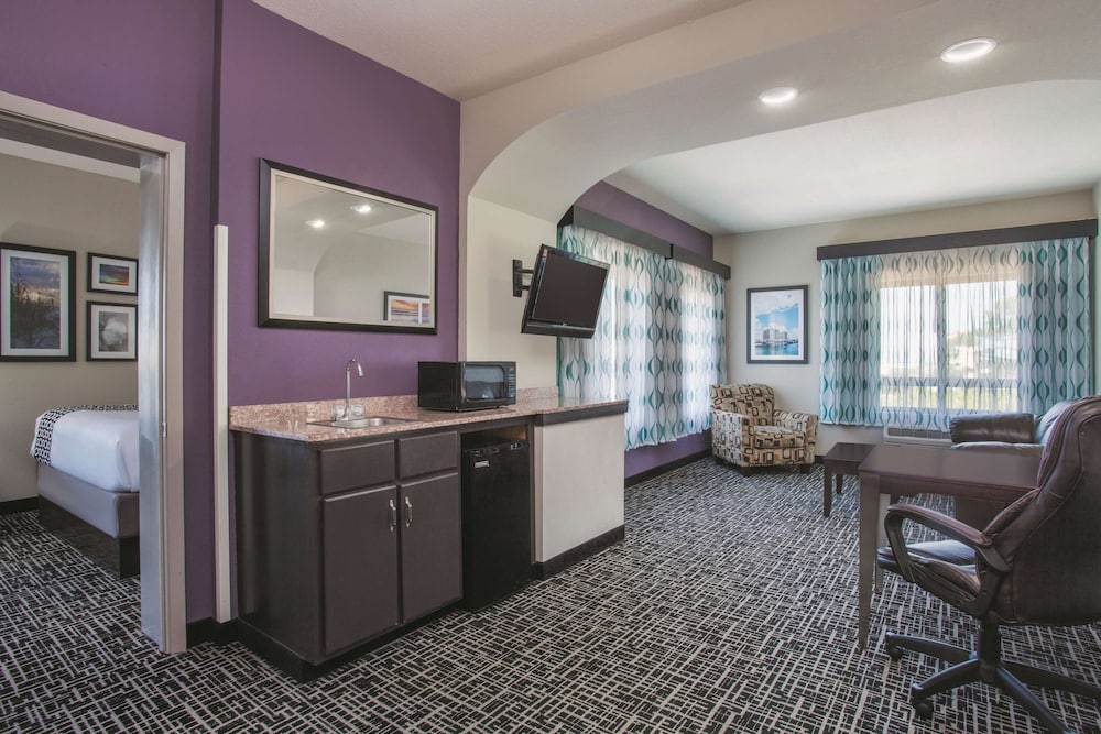 Deluxe Suite, 1 King Bed, Non Smoking photo 2