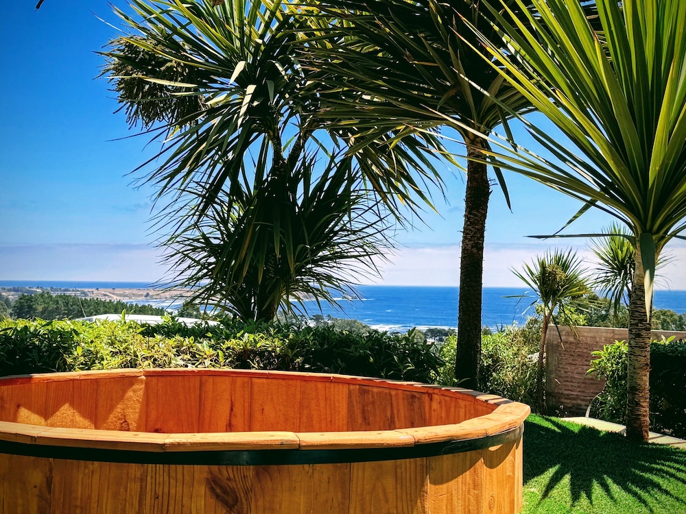 Studio Suite, 1 King Bed, Partial Ocean View