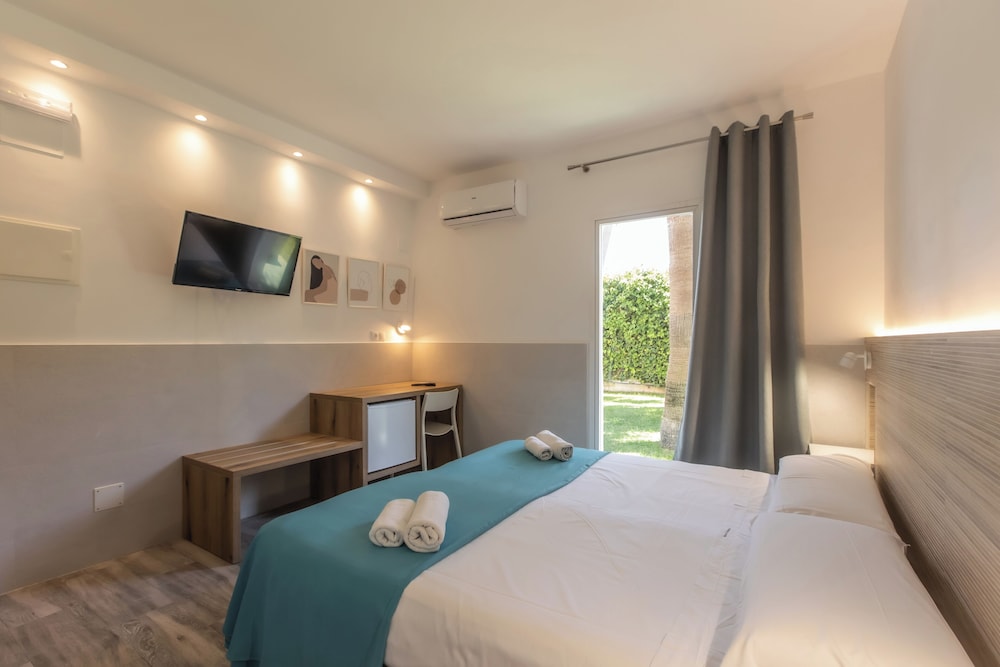 Standard Double Room with Free Airport Shuttle - Photo 8