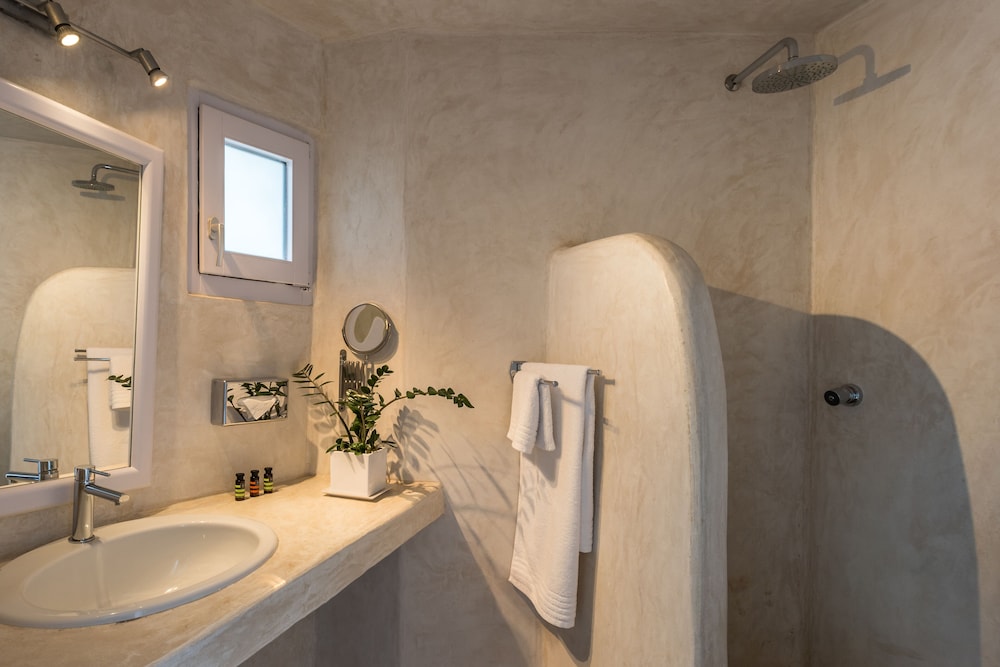 Superior Suite, Jetted Tub (Caldera View) - Photo 41