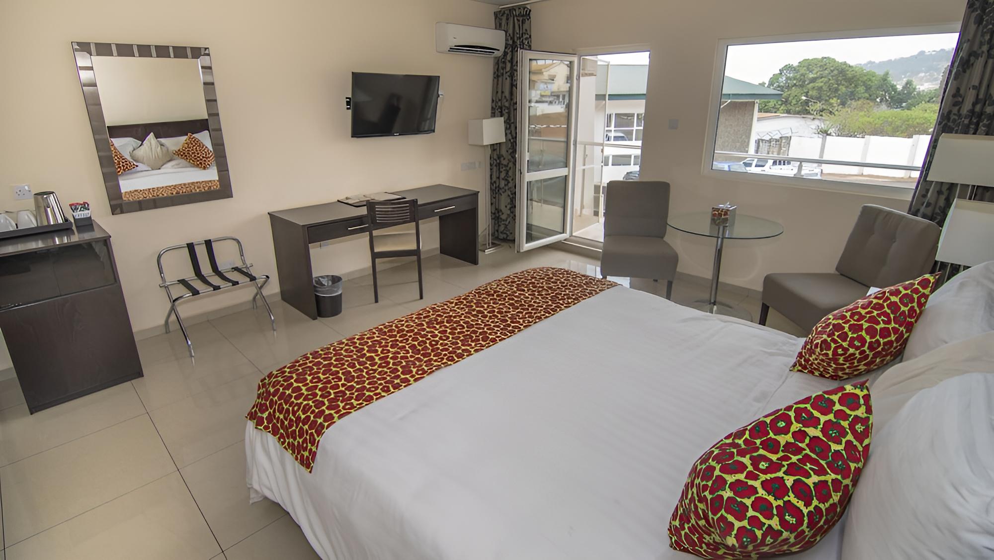 Classic Single Room, 1 King Bed, Non Smoking, Mountain View photo 1