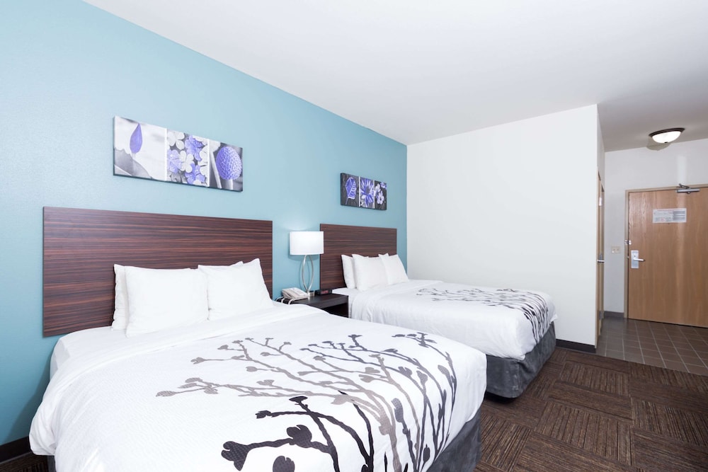 Standard Room, 2 Queen Beds, Non Smoking - Photo 2
