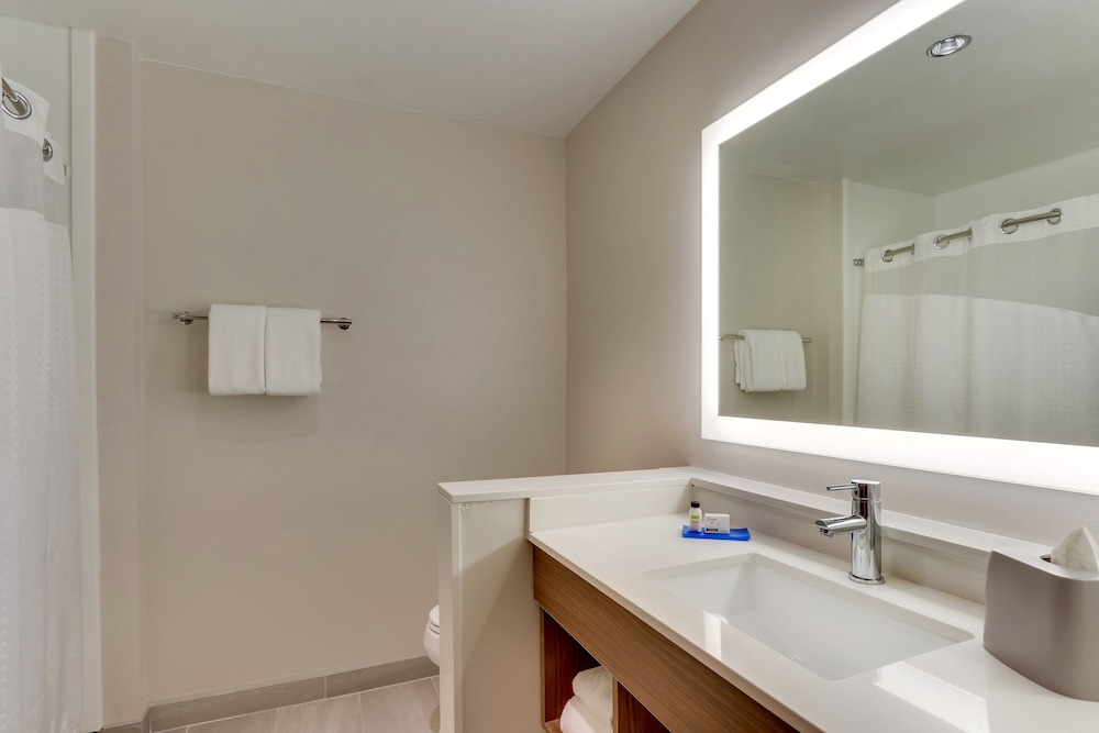 Suite, 2 Bedrooms, Microwave photo 3