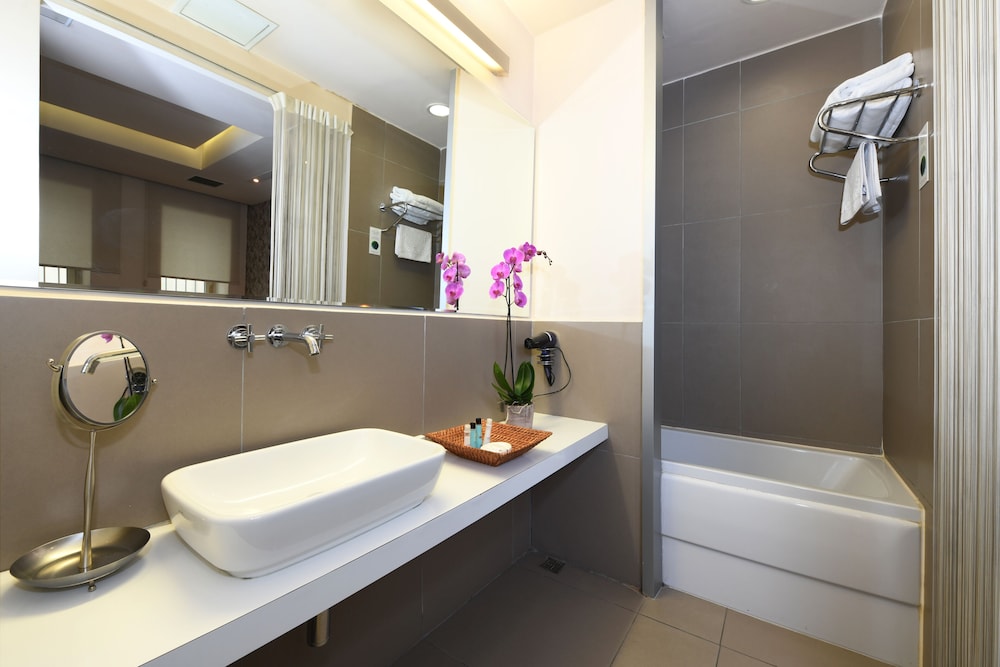 Economy Double Room, Non Smoking, City View photo 2