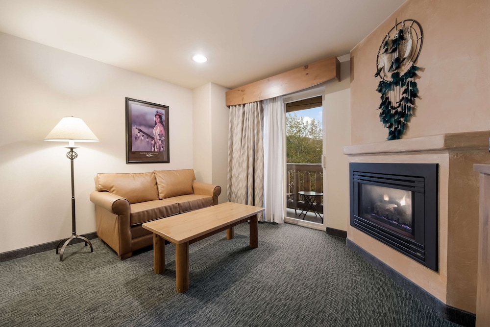 Suite, 1 King Bed, Non Smoking, Balcony (Larger Room) photo 2