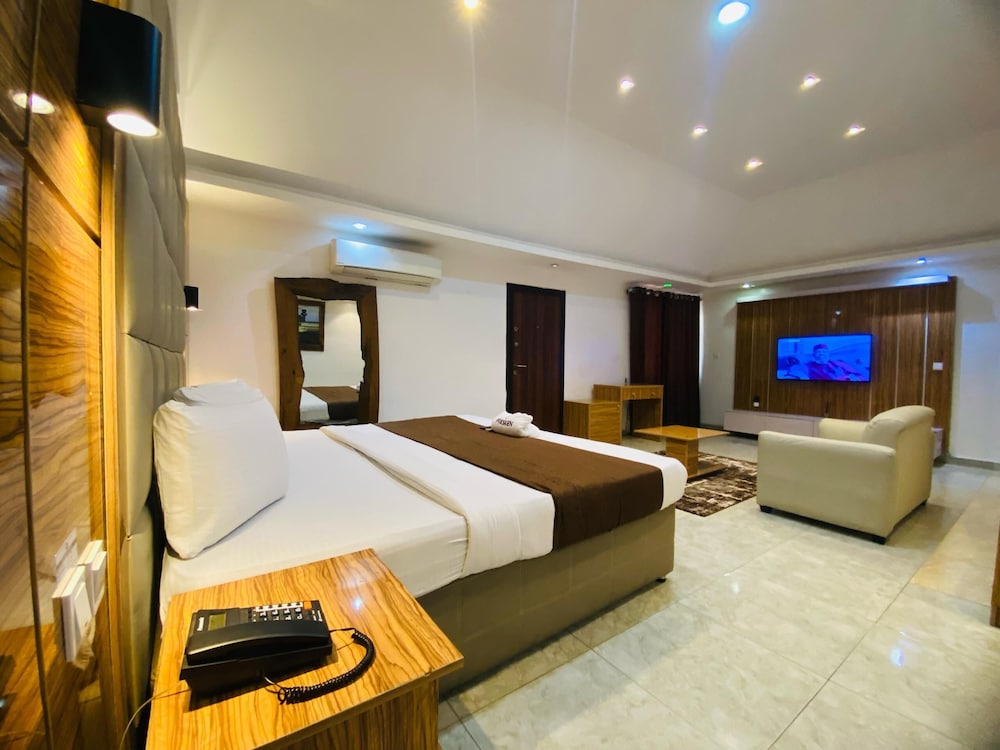 Economy Penthouse photo 2